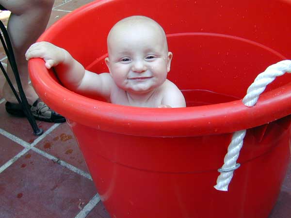 09 red tub smiles 070301