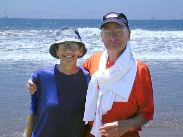 momdadbeach080501_2929W