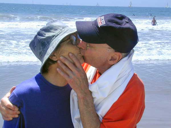 momdadkiss080501_2930W